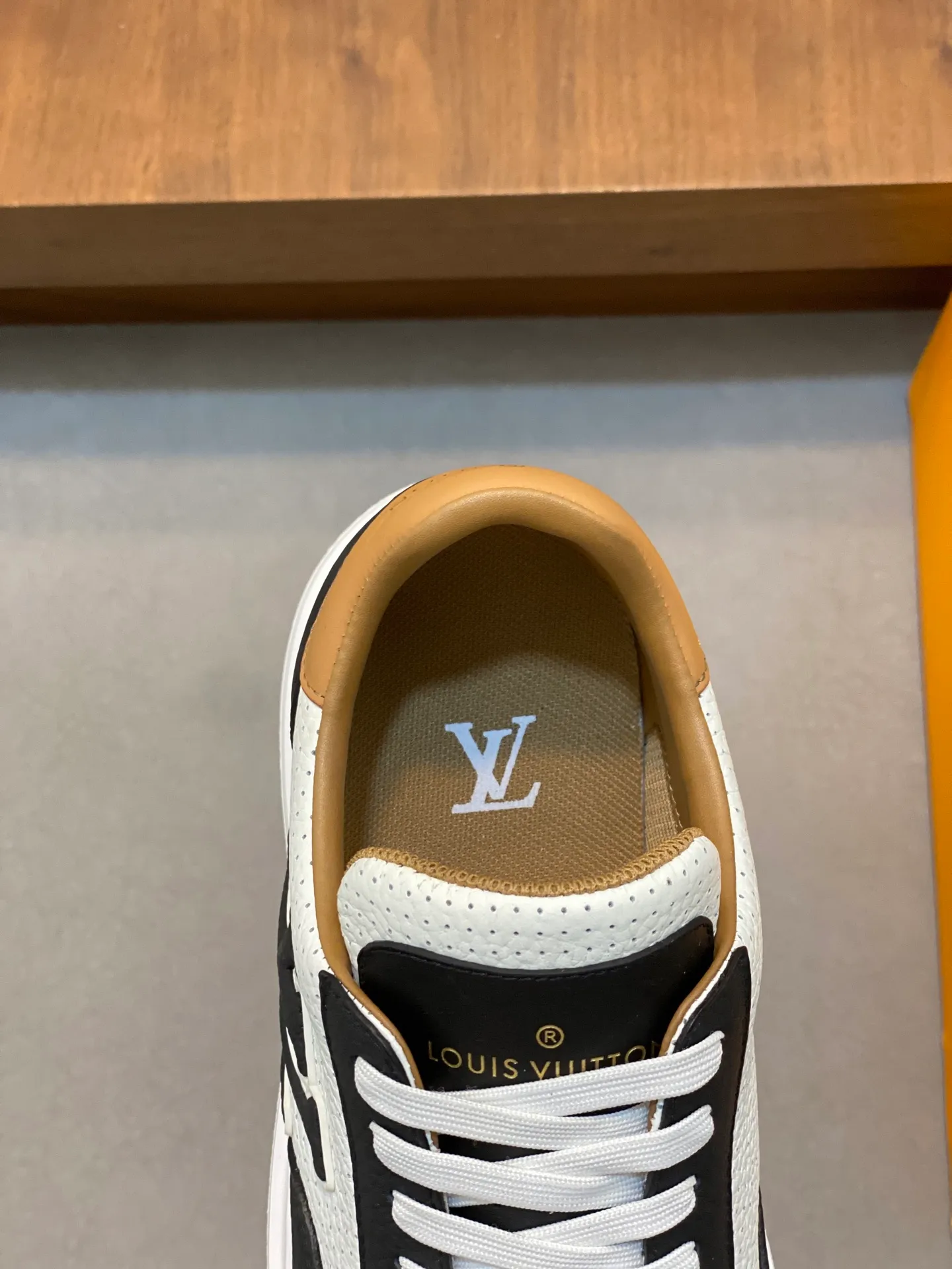 Factory Price: 400💰LV🔍Top Purchasing Agency🇮🇹 Lu Street Boy’s popular sports shoes counter synchronized, uppers imported from Italy cowhide fabric, high-quality complex splicing crafts, imported water-dyed cowhide lining cowhide feet Sole: Original sole provided by the original factory, T men's men's shoes 💰U exclusive movable molded sole, super comfortable, original factory follow-up goods, 🔍🔍high quality, can be entered and exited the counter at will, welcome to compare, code number 39-44 (order 38 45)